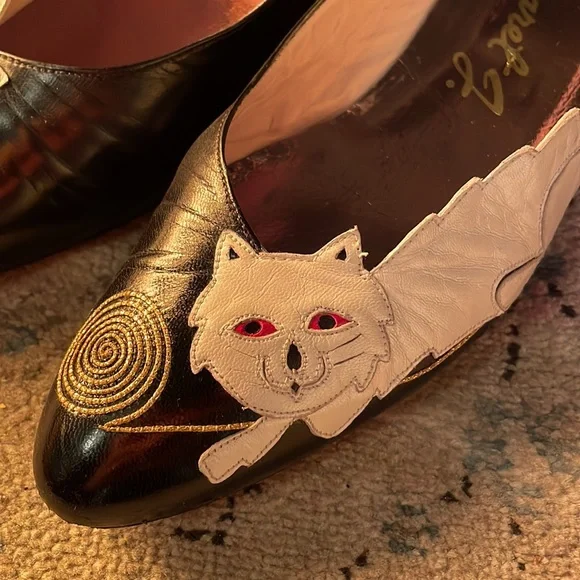 Rare EUC Vintage Margaret J 1” kitten heels Playful Cat w embroidered gold yarn - Picture 4 of 11